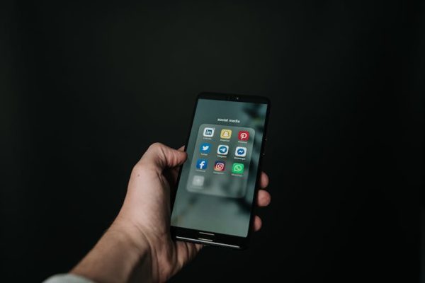 The Neuroscience of Social Comparison Online