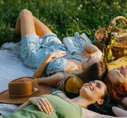 How Grounding Blankets Reduce EMF Exposure